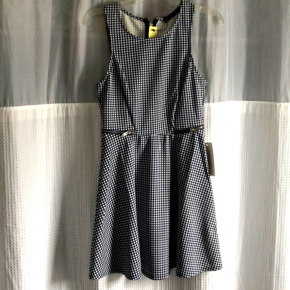 mini style b/w pattern brand new! Size M